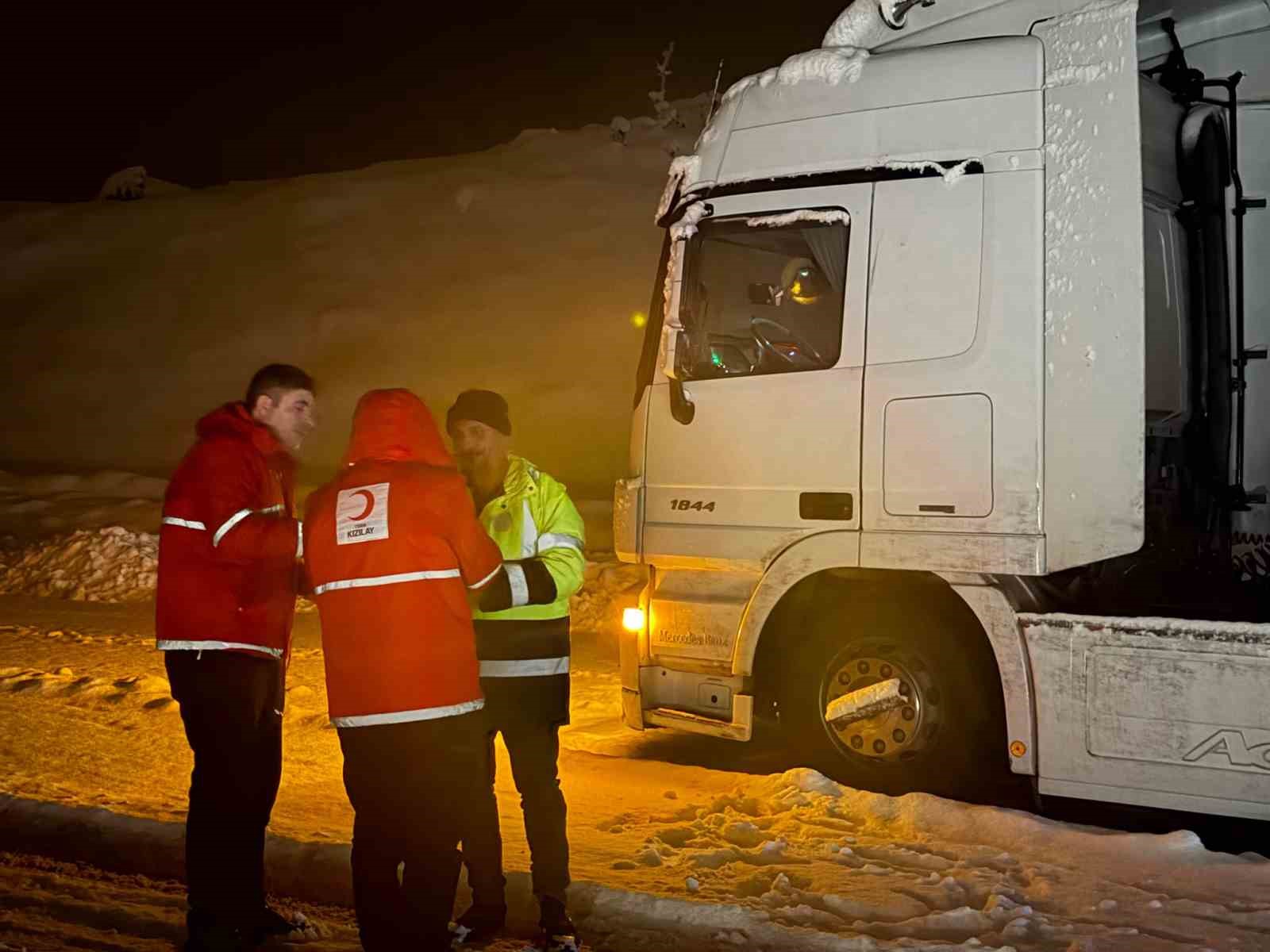 Muş’ta kar ve tipi: Yolda mahsur kalan 180 kişinin imdadına Kızılay yetişti
