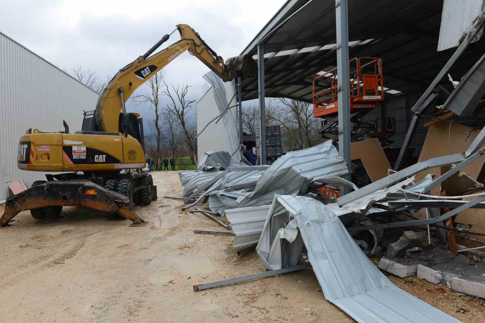 Nilüfer’de 3 yıkım birden
Nilüfer’de 3 yıkım birden