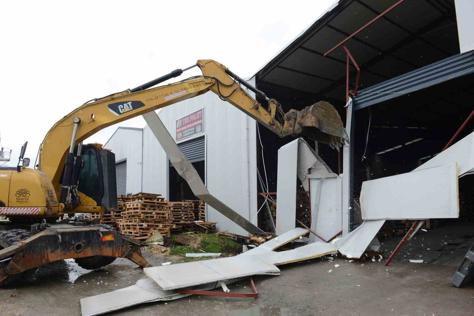 Nilüfer’de 3 yıkım birden
Nilüfer’de 3 yıkım birden