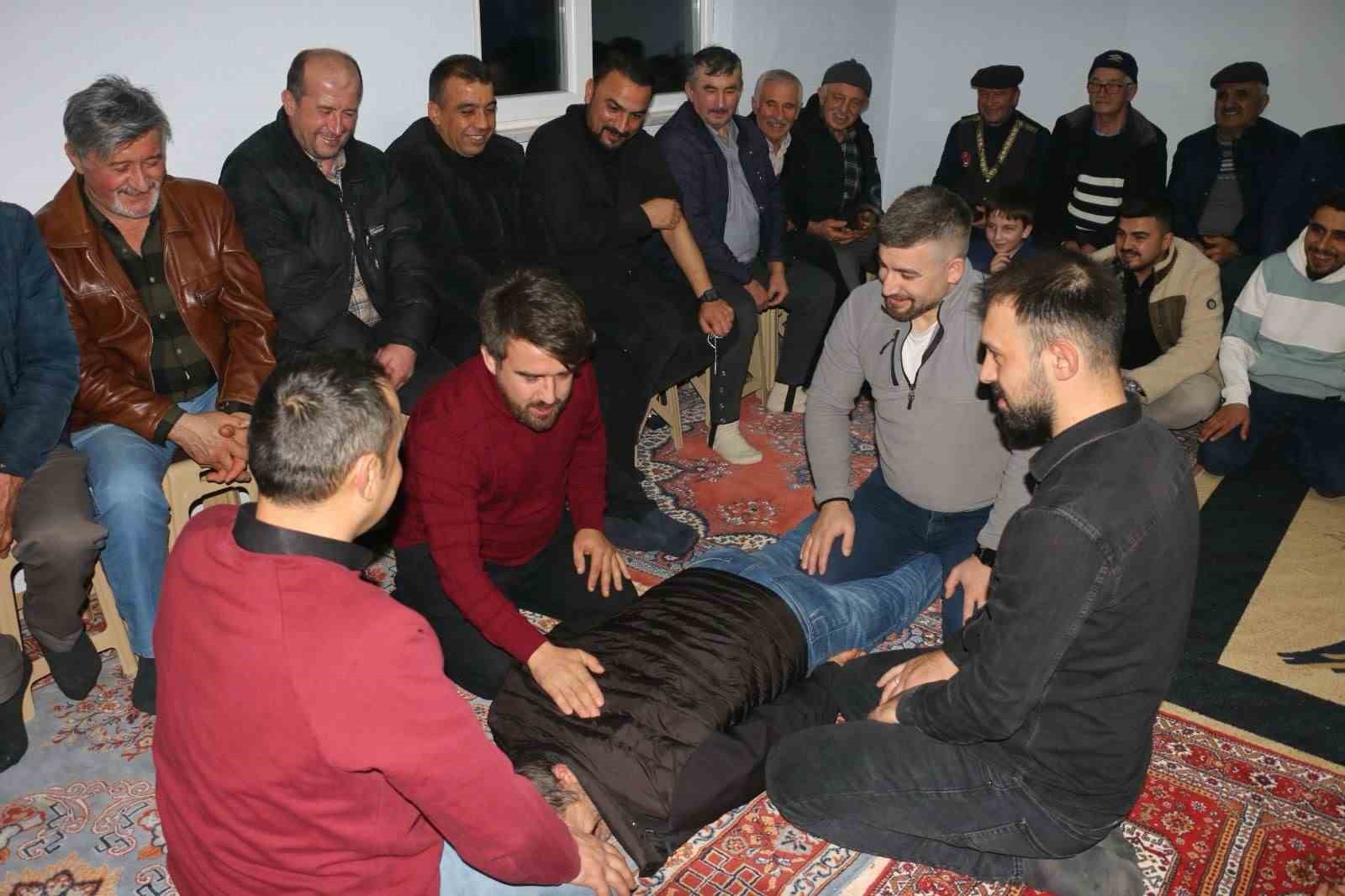 Onlarca köylü bir araya geldi, geleneksel orta oyunları kahkahaya boğdu
