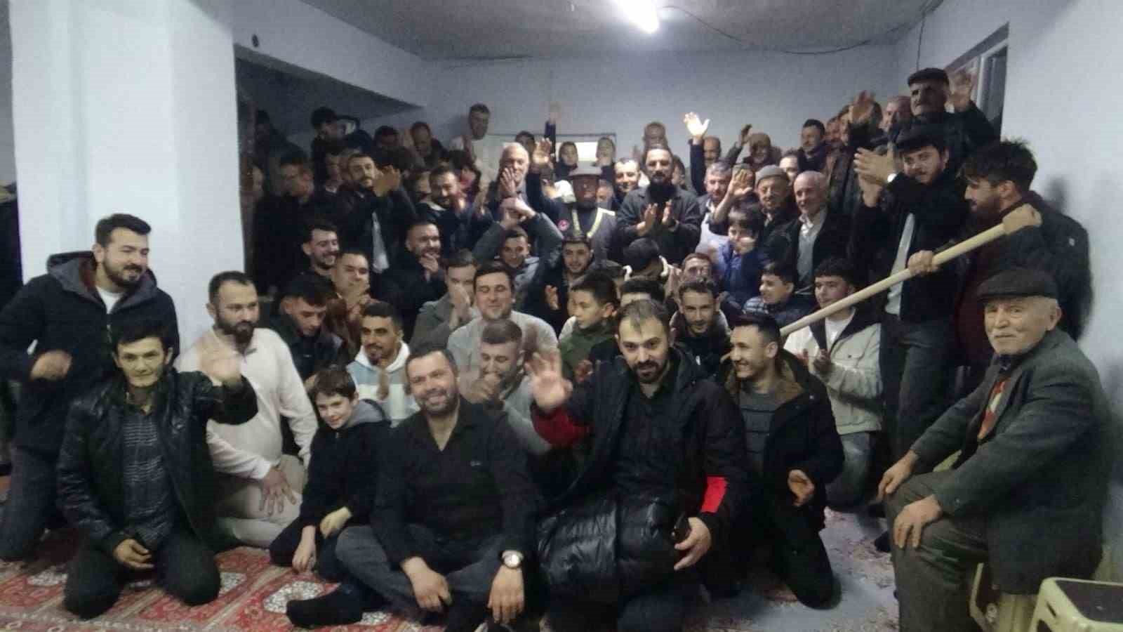 Onlarca köylü bir araya geldi, geleneksel orta oyunları kahkahaya boğdu
