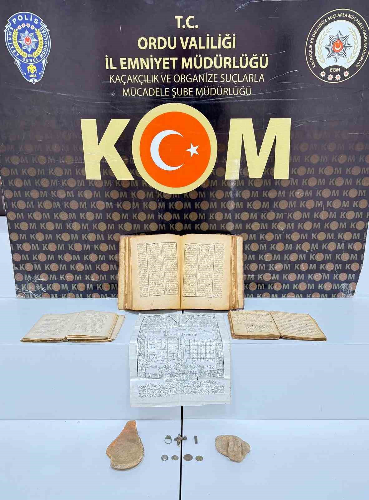 Ordu’da tarihi eser olduğu değerlendirilen ürünler ele geçirildi
Ordu’da tarihi eser olduğu değerlendirilen ürünler ele geçirildi