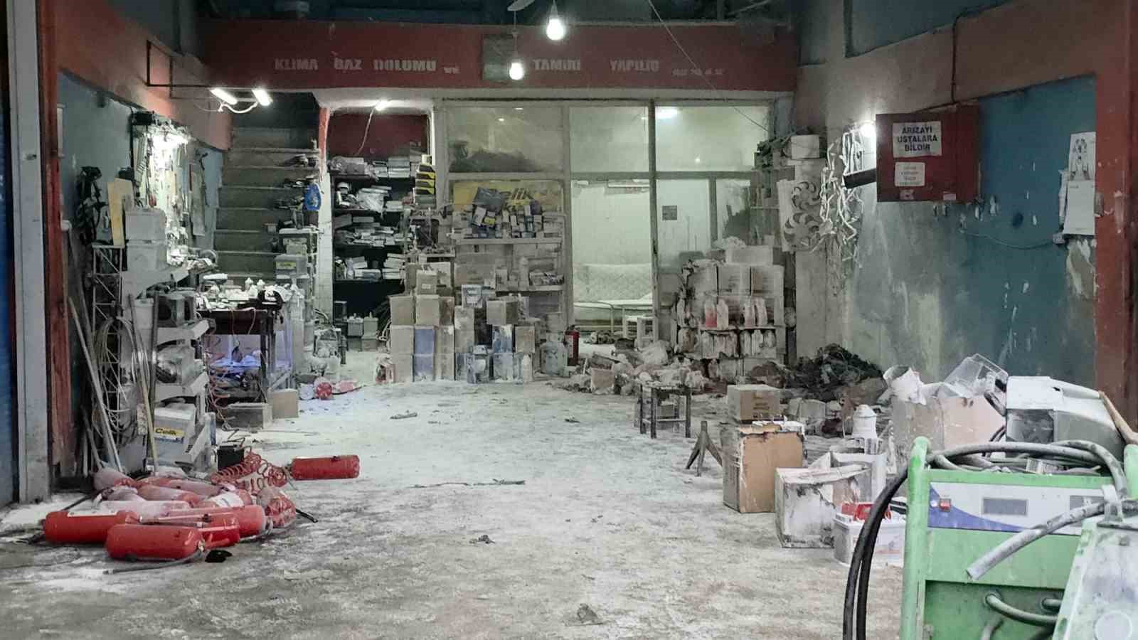 Oto sanayide patlama: 4 yaralı
Oto sanayide patlama: 4 yaralı