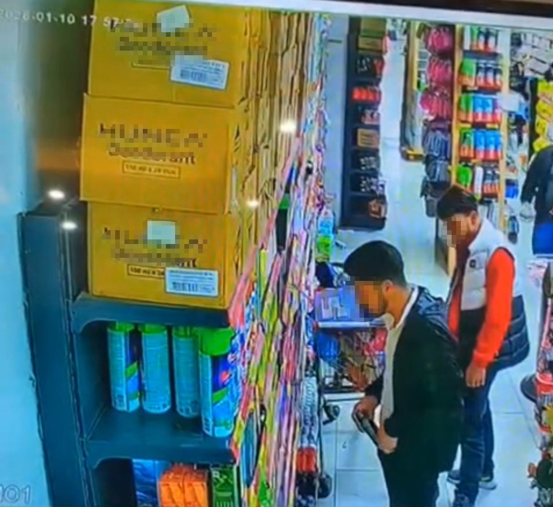 Parfümleri önce kokladılar sonra çaldılar
Parfümleri önce kokladılar sonra çaldılar