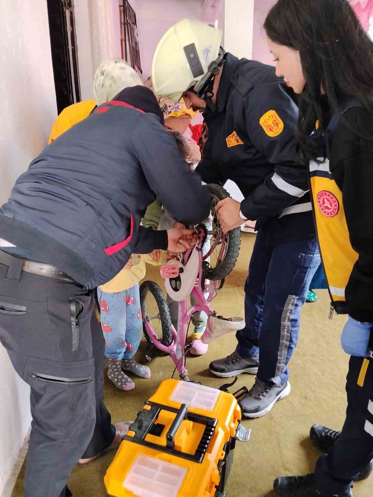 Parmağı bisiklet zincirine sıkışan çocuğu itfaiye kurtardı
Parmağı bisiklet zincirine sıkışan çocuğu itfaiye kurtardı
