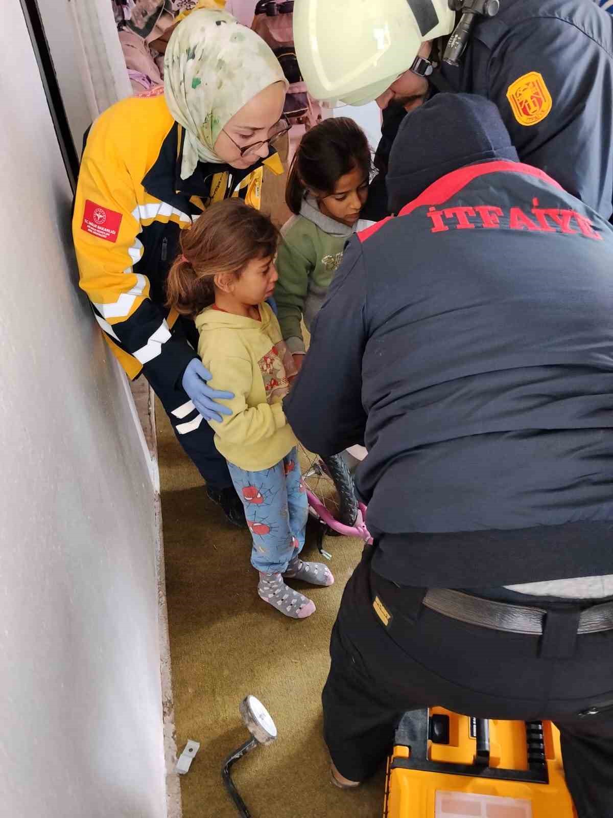 Parmağı bisiklet zincirine sıkışan çocuğu itfaiye kurtardı
Parmağı bisiklet zincirine sıkışan çocuğu itfaiye kurtardı