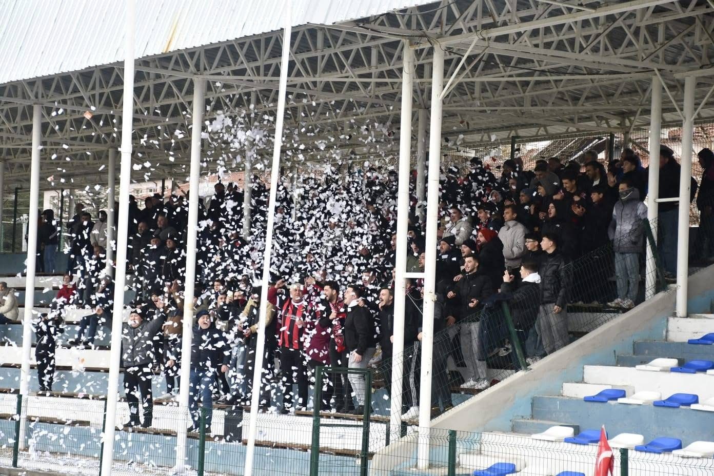 Pazaryeri derbisinin kazananı Karaköyspor oldu
Pazaryeri derbisinin kazananı Karaköyspor oldu