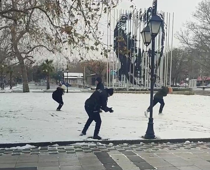 Polis ve çocuklardan kartopu keyfi
Polis ve çocuklardan kartopu keyfi