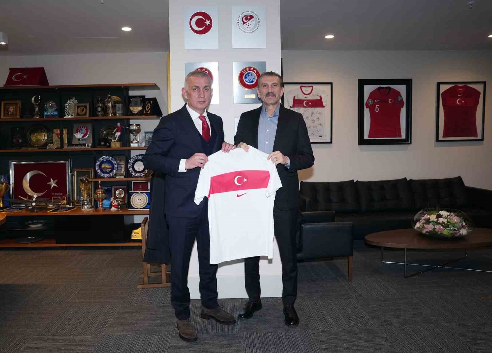 Rüştü Reçber, TFF Başkanı Hacıosmanoğlu ile görüştü
Rüştü Reçber, TFF Başkanı Hacıosmanoğlu ile görüştü