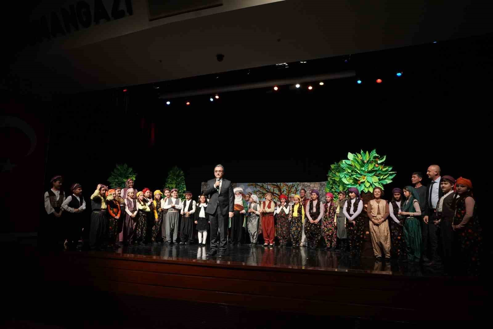 Sahnenin yıldızları göz kamaştırdı
Sahnenin yıldızları göz kamaştırdı