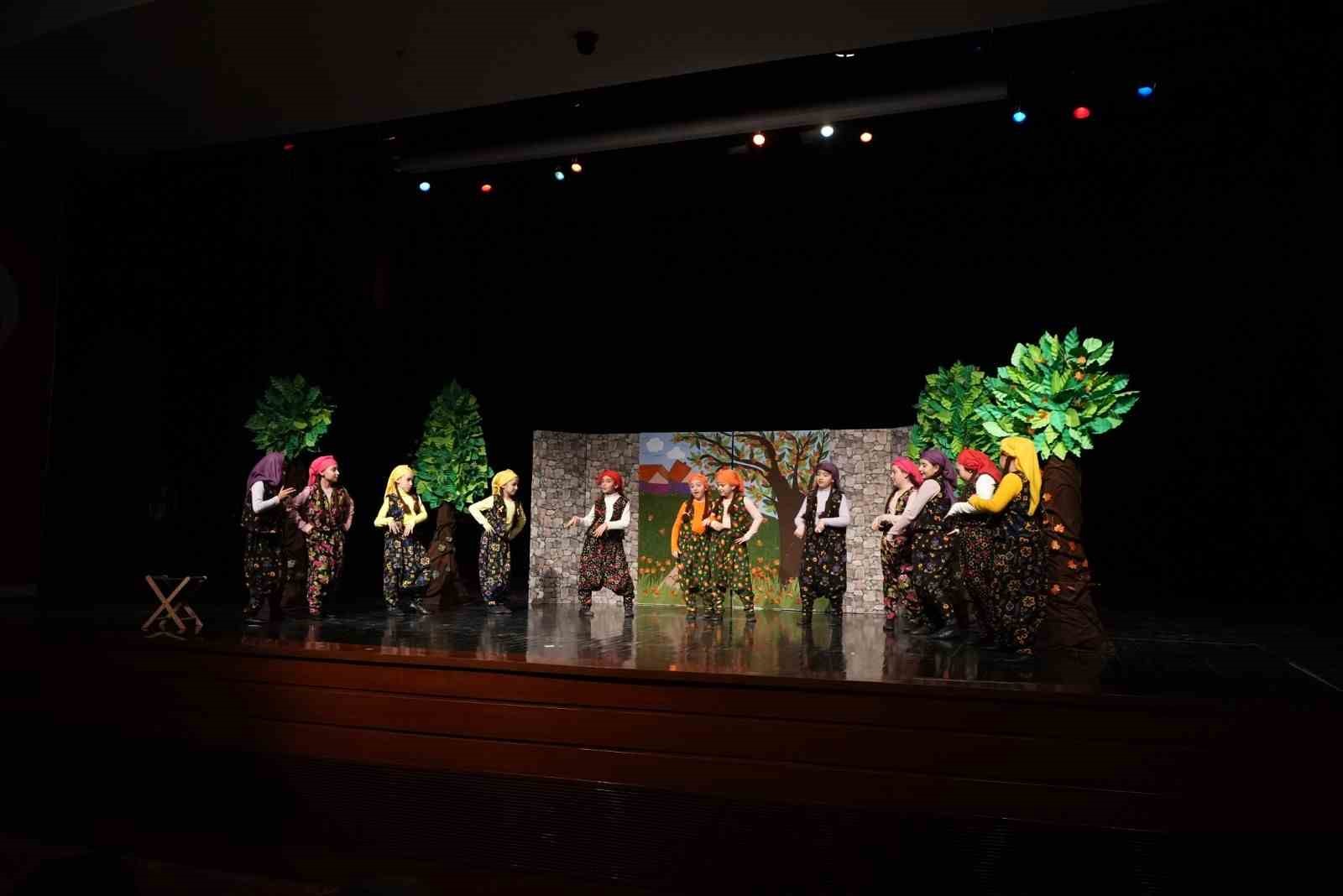 Sahnenin yıldızları göz kamaştırdı
Sahnenin yıldızları göz kamaştırdı