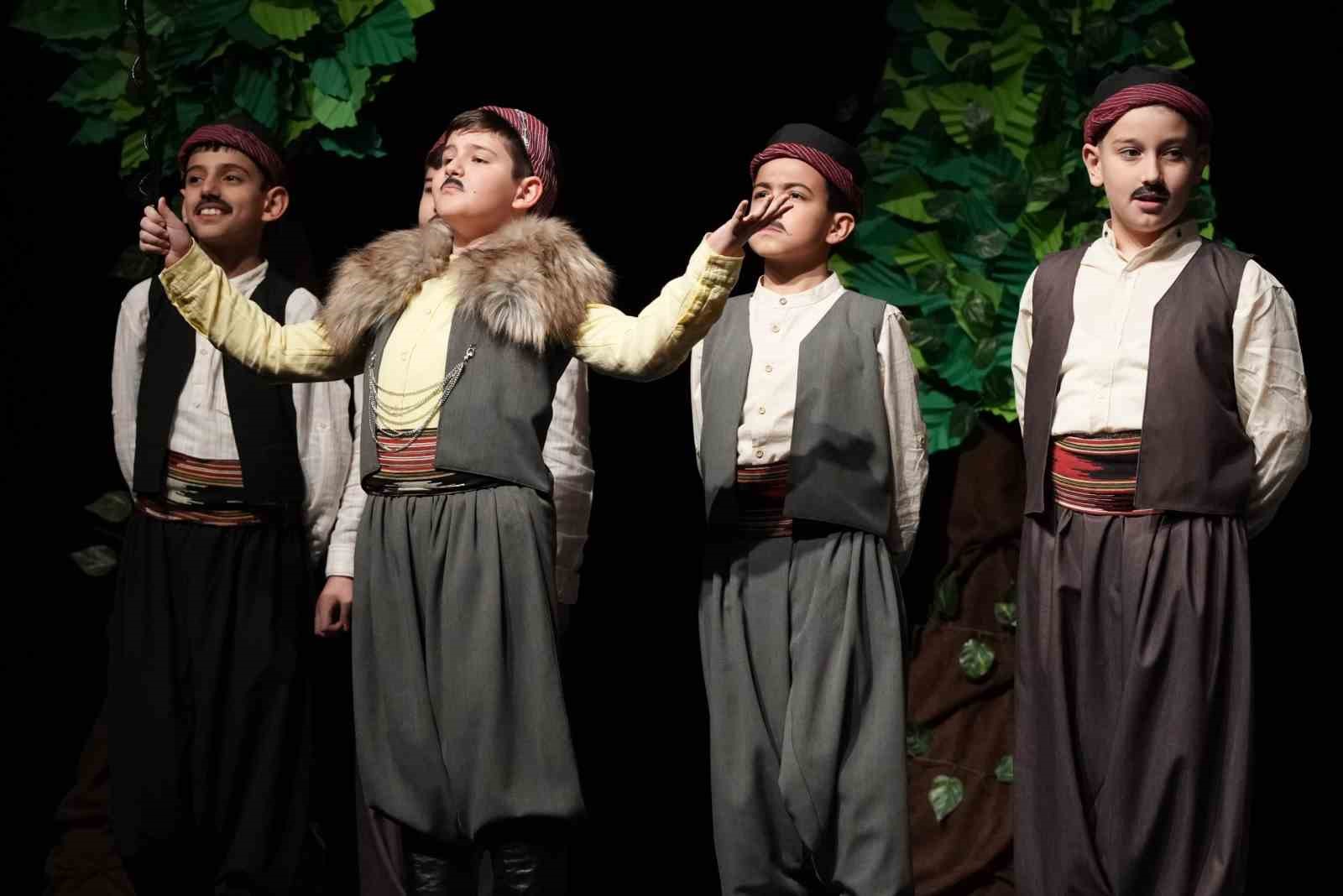 Sahnenin yıldızları göz kamaştırdı
Sahnenin yıldızları göz kamaştırdı