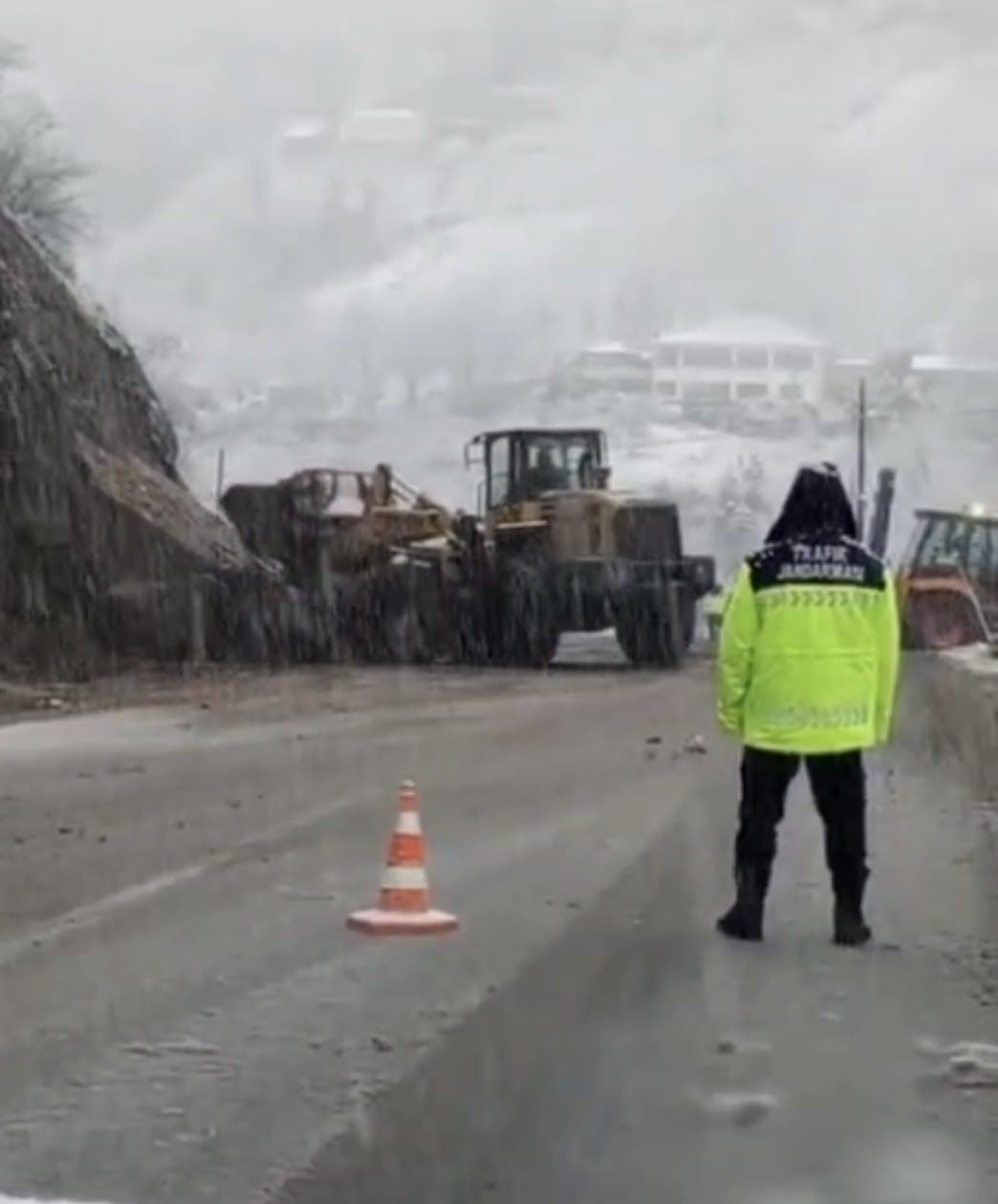 Şalpazarı-Beşikdüzü karayolunda heyelan
Şalpazarı-Beşikdüzü karayolunda heyelan