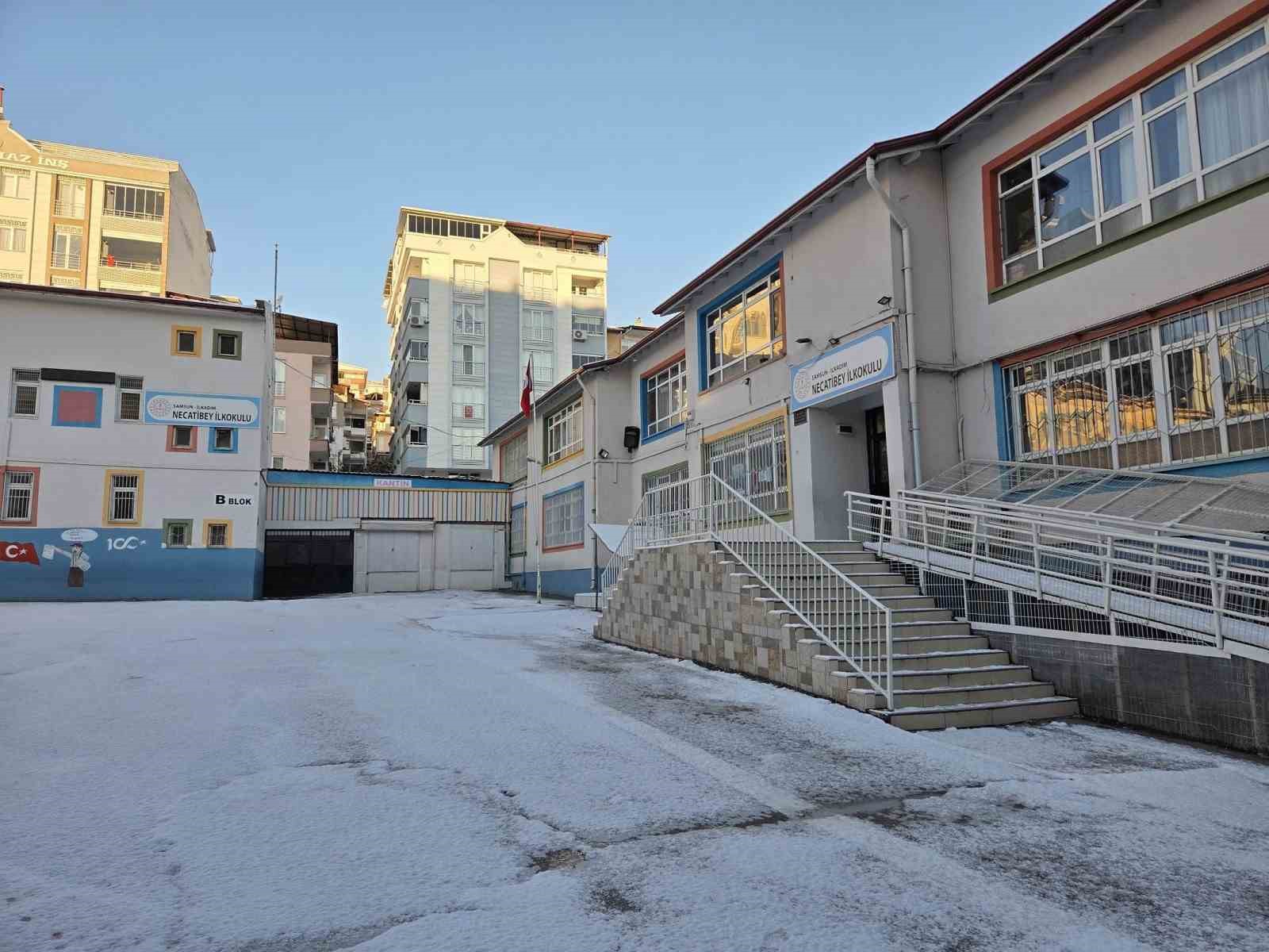 Samsun’da eğitime 1 gün ara verildi
Samsun’da eğitime 1 gün ara verildi