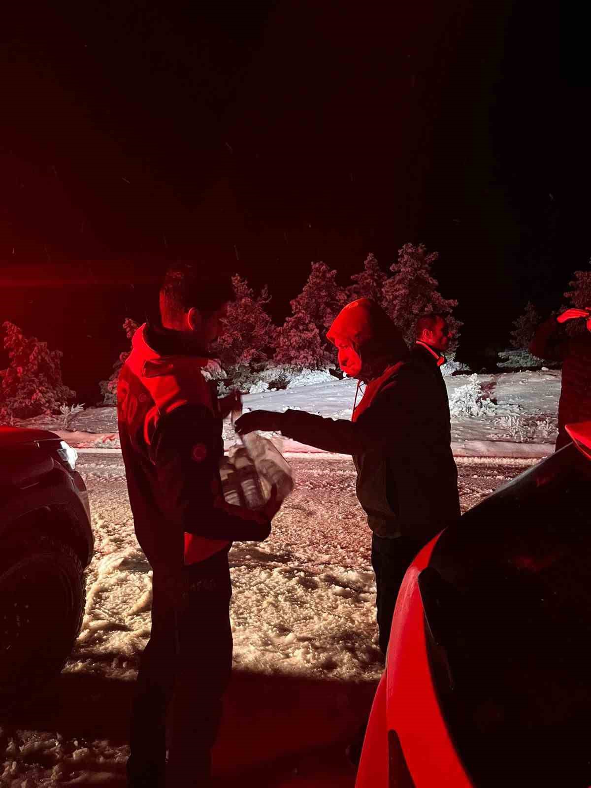 Seydikemer’de kardan kapanan yolda araçlar mahsur kaldı
