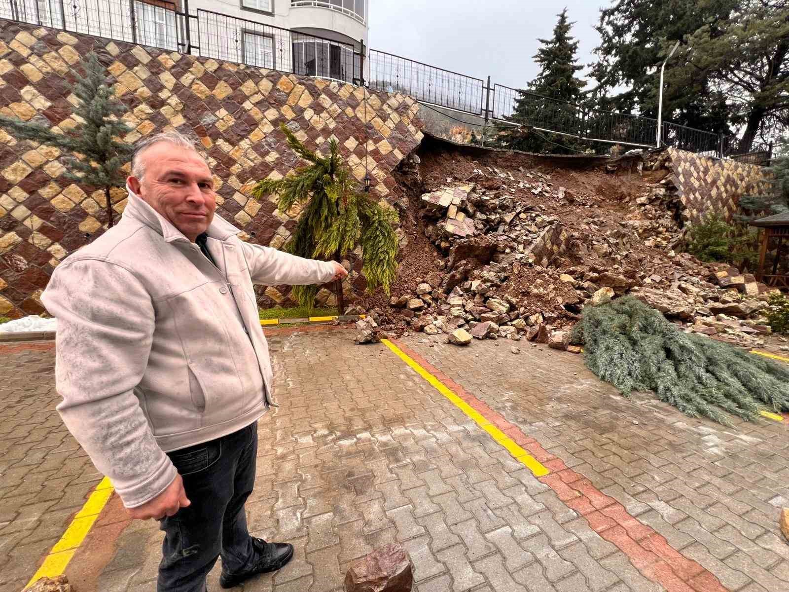 Şiddetli yağış sonrası istinat duvarı çöktü
