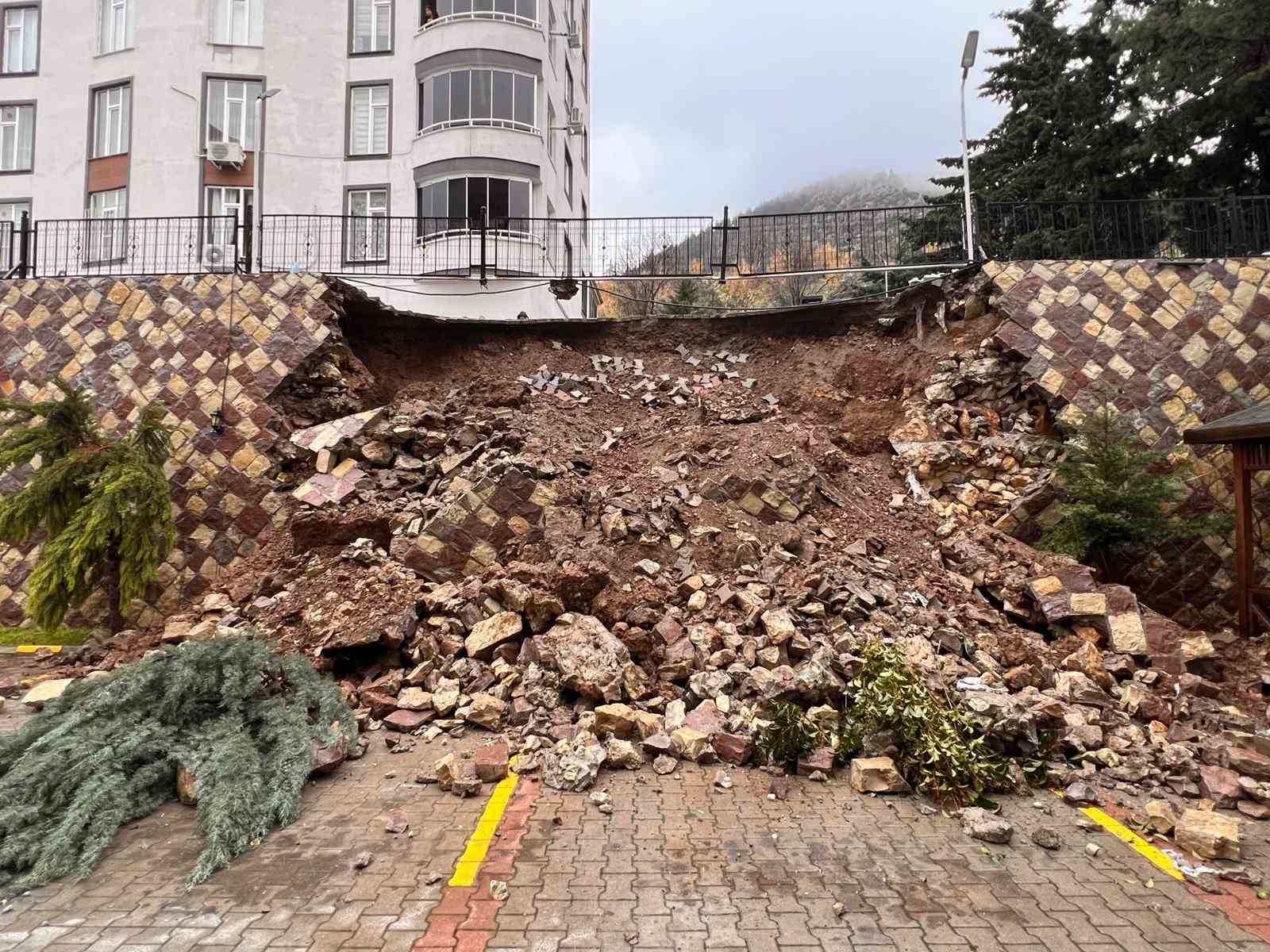 Şiddetli yağış sonrası istinat duvarı çöktü
