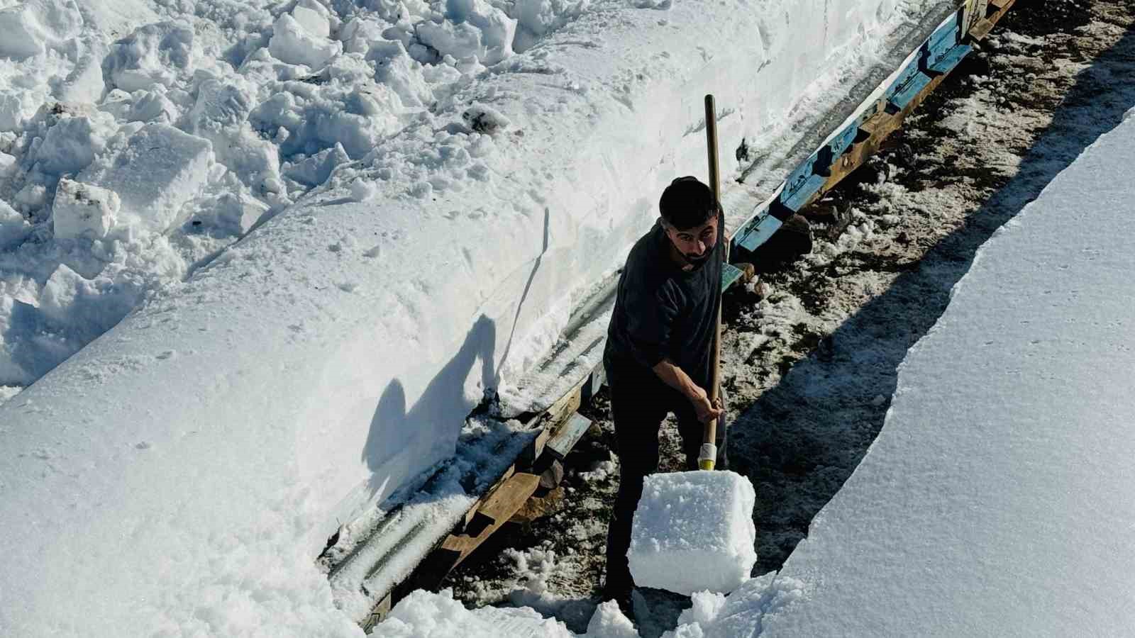 Şırnak’ta arıcıların zorlu kış mesaisi
Şırnak’ta arıcıların zorlu kış mesaisi