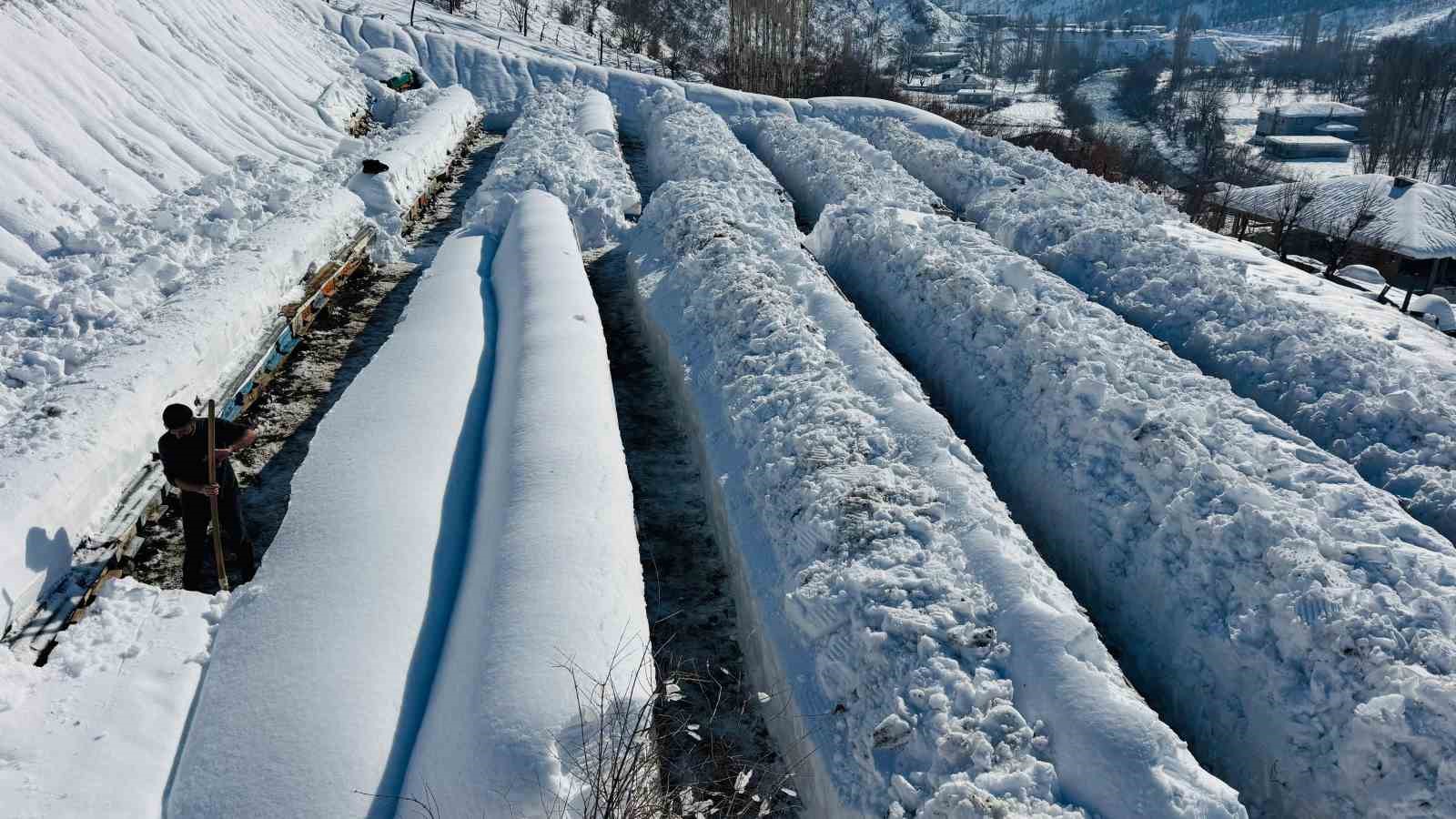 Şırnak’ta arıcıların zorlu kış mesaisi
Şırnak’ta arıcıların zorlu kış mesaisi