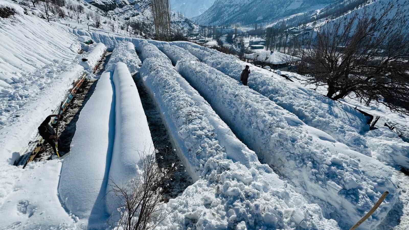 Şırnak’ta arıcıların zorlu kış mesaisi
Şırnak’ta arıcıların zorlu kış mesaisi