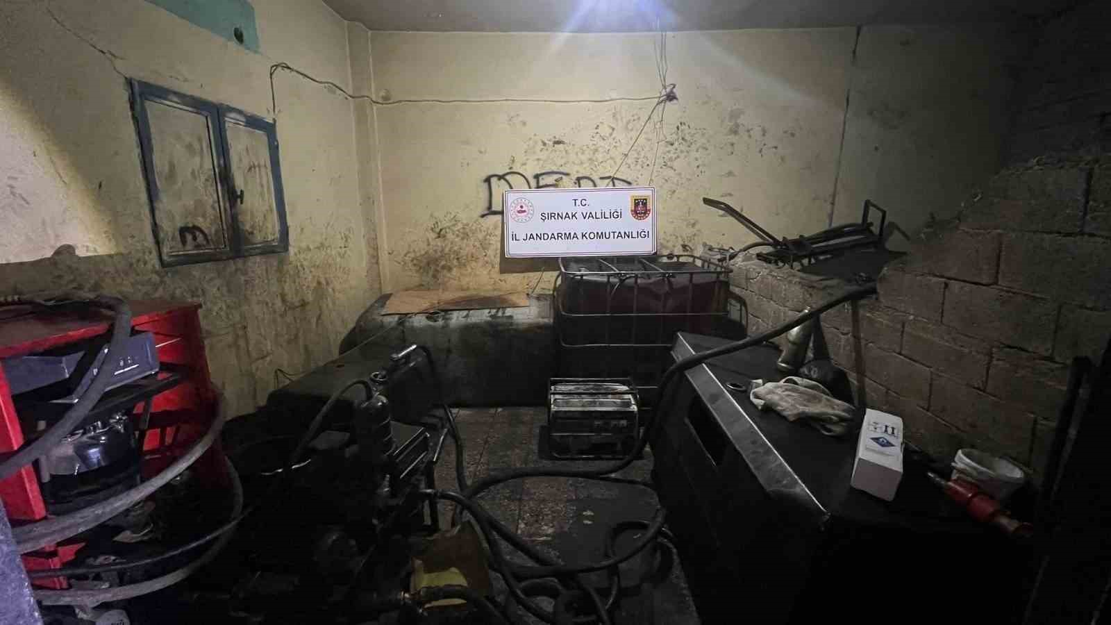 Şırnak’ta jandarma ekipleri 21 milyonluk kaçak ürün ele geçirdi
Şırnak’ta jandarma ekipleri 21 milyonluk kaçak ürün ele geçirdi
