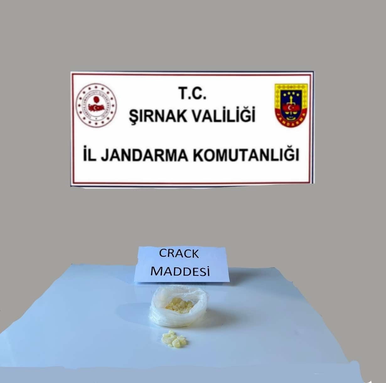 Şırnak’ta jandarma ekipleri 21 milyonluk kaçak ürün ele geçirdi
Şırnak’ta jandarma ekipleri 21 milyonluk kaçak ürün ele geçirdi