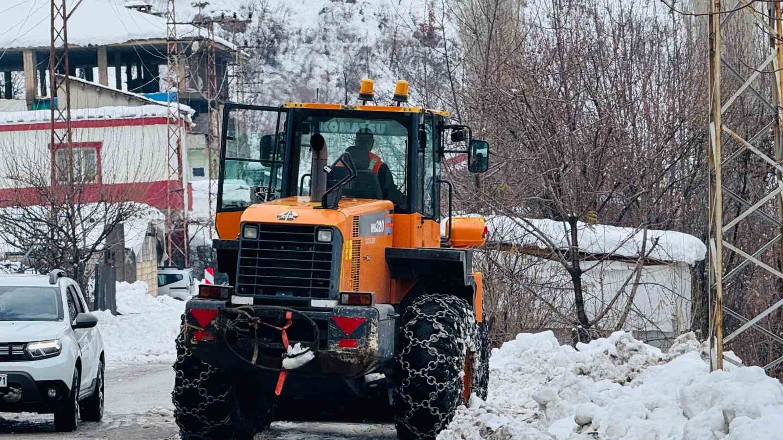 Şırnak’ta karlı yollar ulaşıma açılıyor

