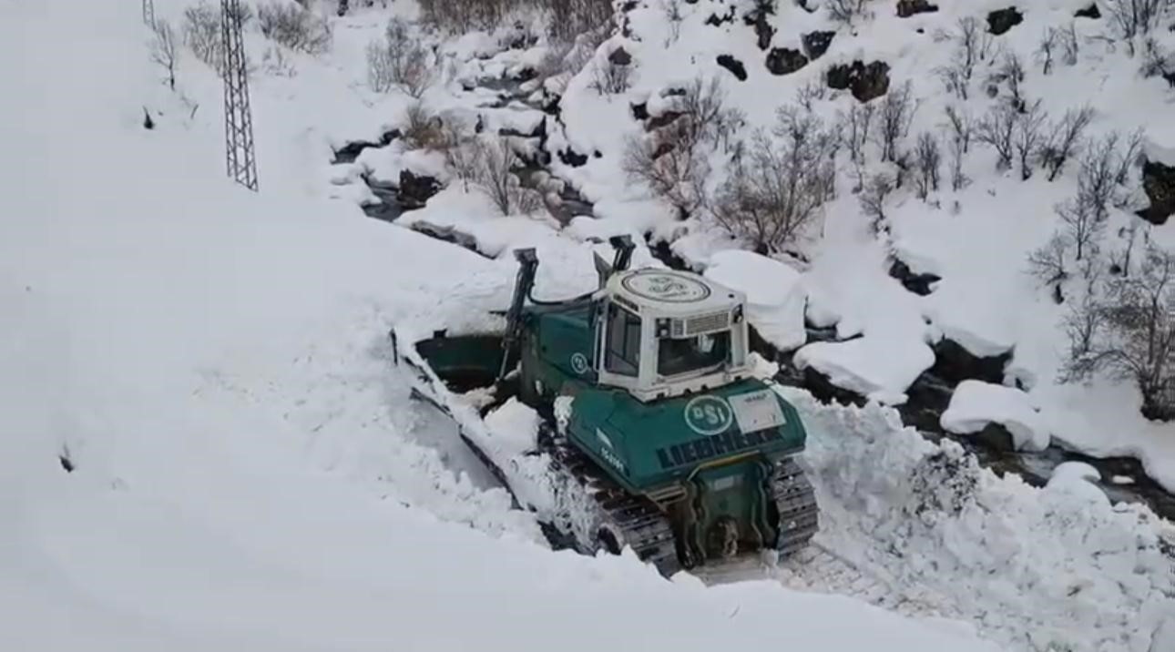 Şırnak’ta yol açma çalışmalarına DSİ de dahil oldu
