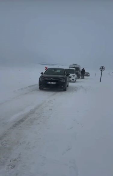 Sivas’ta etkili olan kar ve tipi, sürücülere zor anlar yaşattı
