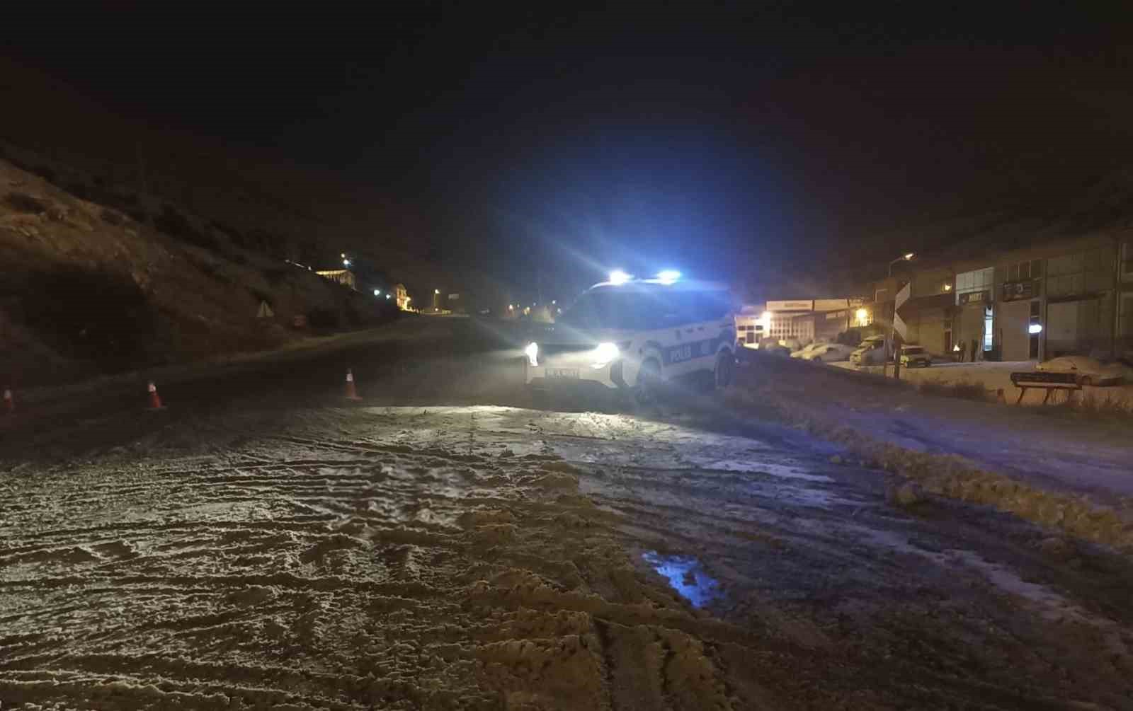 Sivas’ta yoğun kar ve tipi nedeniyle Kayseri-Malatya kara yolu trafiğe kapatıldı
Sivas’ta yoğun kar ve tipi nedeniyle Kayseri-Malatya kara yolu trafiğe kapatıldı