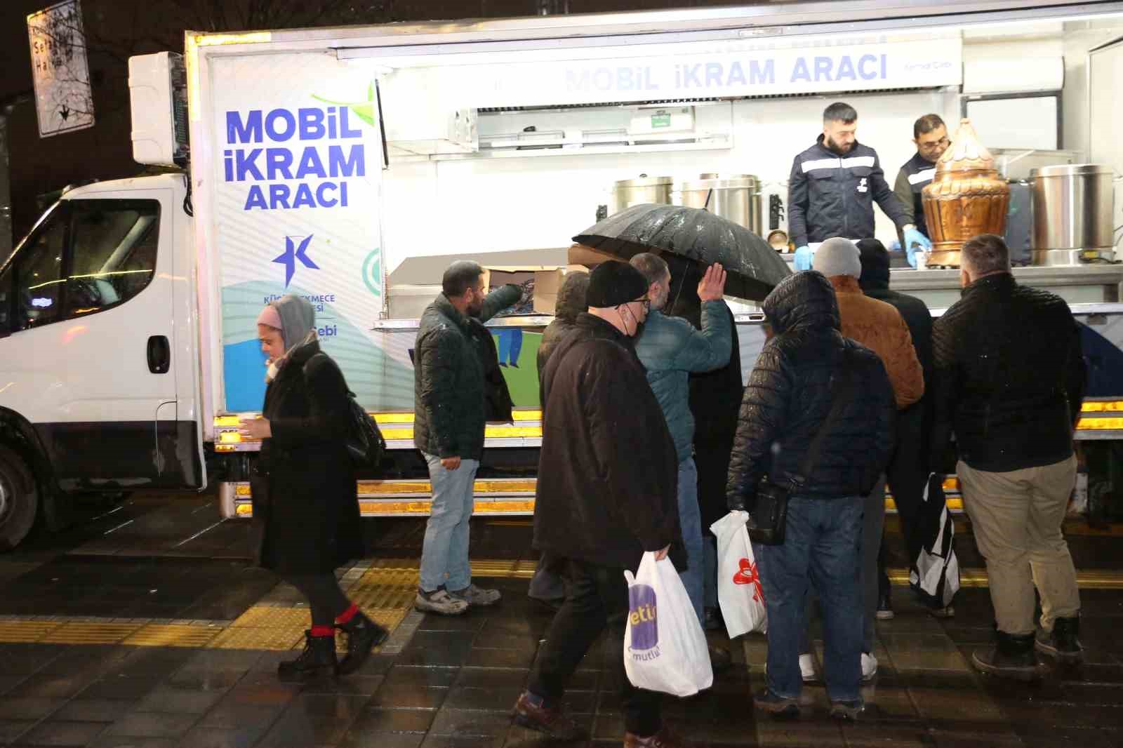 Soğuk havalarda sıcak dayanışma Küçükçekmece’de
Soğuk havalarda sıcak dayanışma Küçükçekmece’de