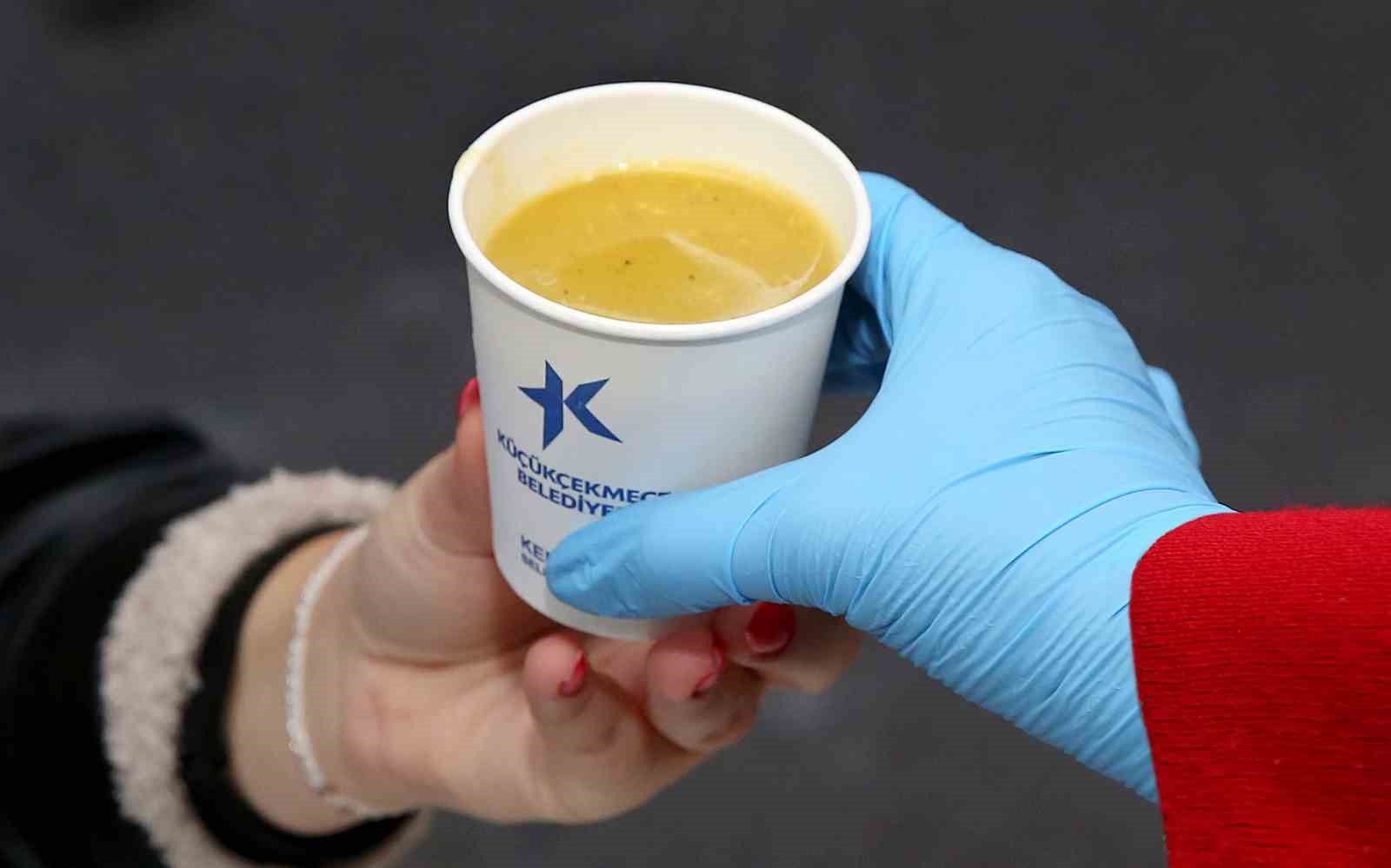 Soğuk havalarda sıcak dayanışma Küçükçekmece’de
Soğuk havalarda sıcak dayanışma Küçükçekmece’de