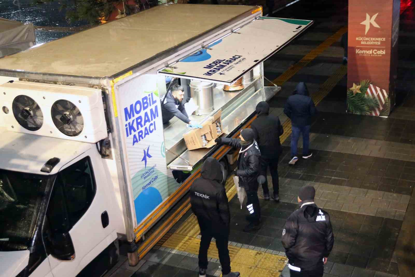 Soğuk havalarda sıcak dayanışma Küçükçekmece’de
Soğuk havalarda sıcak dayanışma Küçükçekmece’de