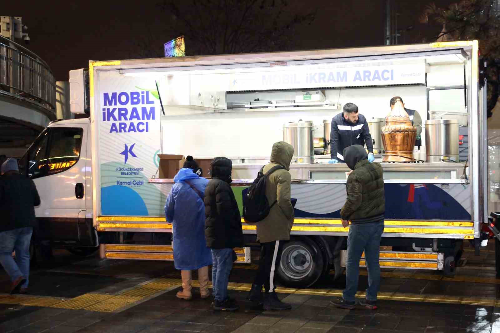 Soğuk havalarda sıcak dayanışma Küçükçekmece’de
Soğuk havalarda sıcak dayanışma Küçükçekmece’de