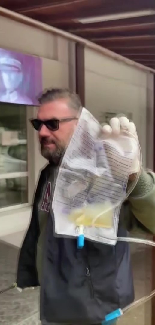 Sonda tüpüne meyve suyu koyup dilencilik yapan şahıs yakalandı
Sonda tüpüne meyve suyu koyup dilencilik yapan şahıs yakalandı