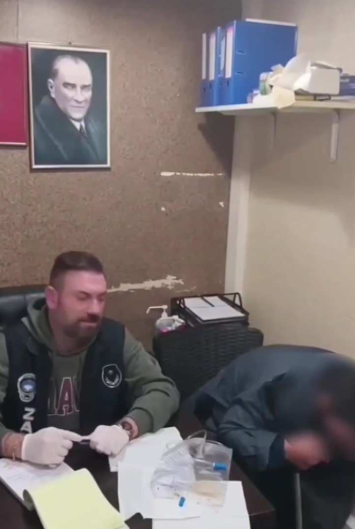 Sonda tüpüne meyve suyu koyup dilencilik yapan şahıs yakalandı
Sonda tüpüne meyve suyu koyup dilencilik yapan şahıs yakalandı