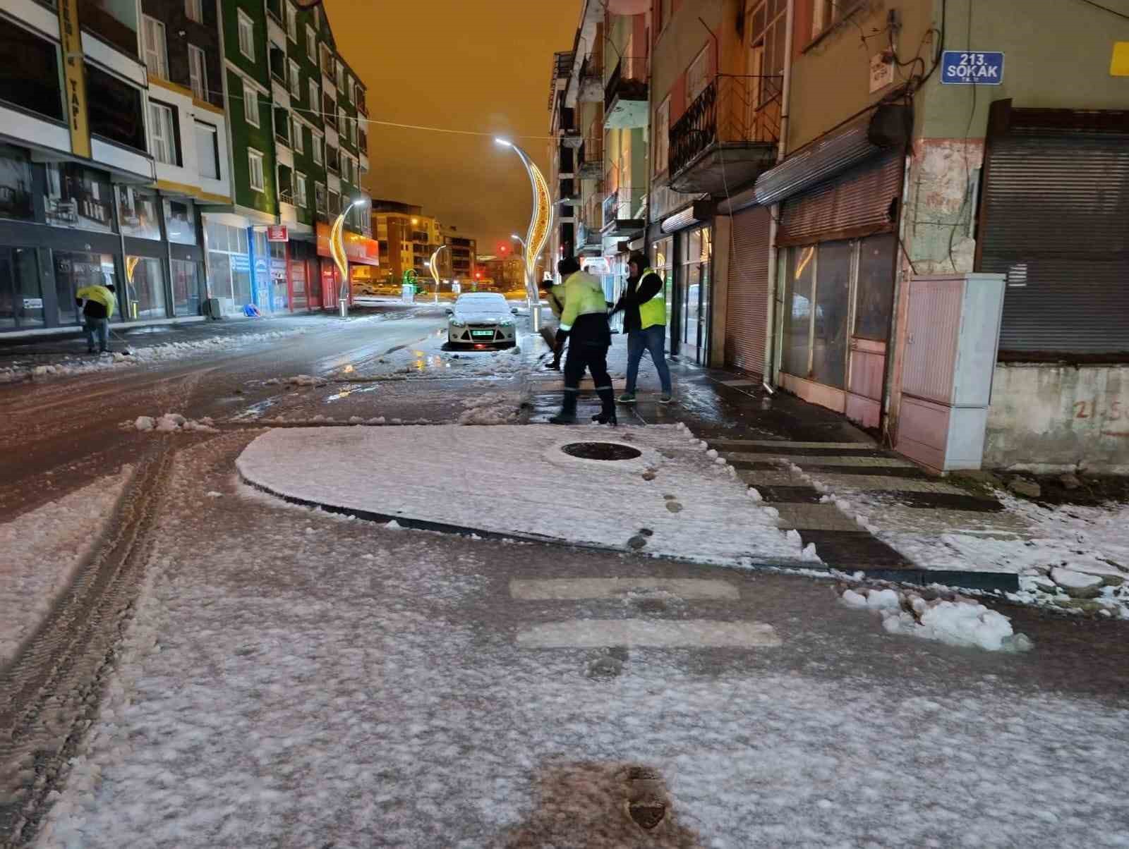 Sorgun Belediyesi ekipleri karla mücadele için sahada
