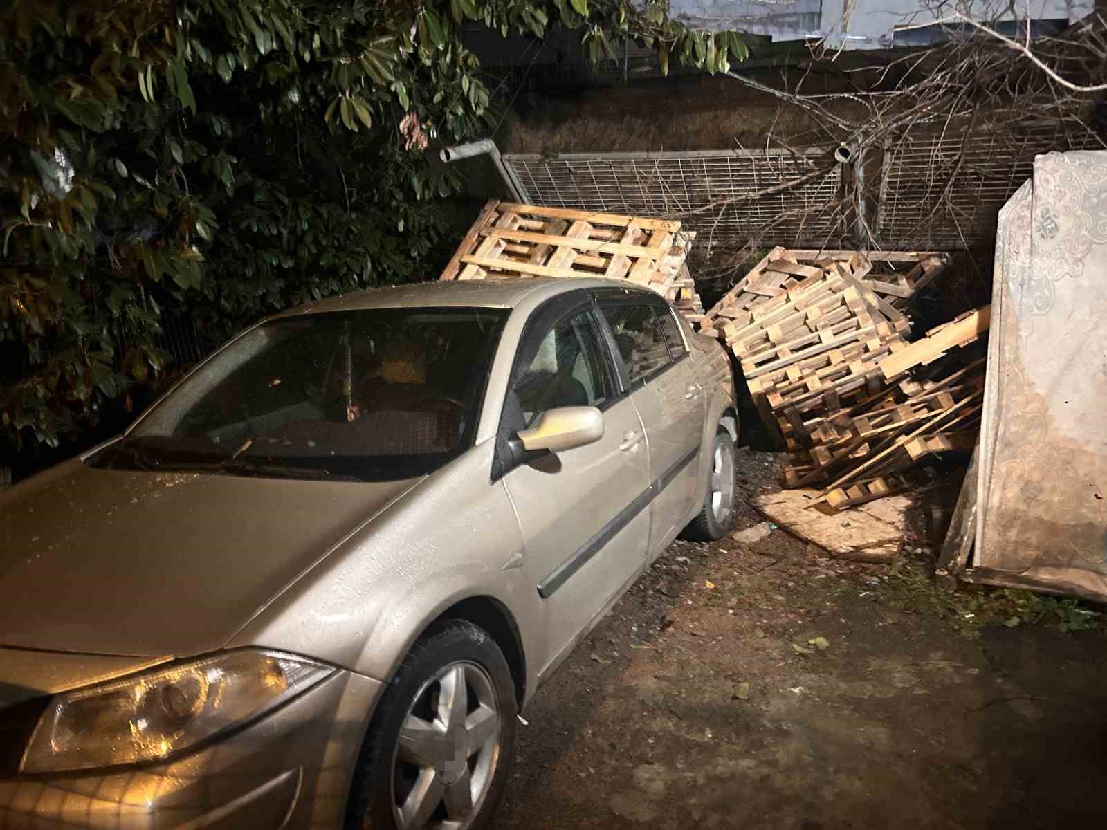 Sultanbeyli’de istinat duvarı aracın üzerine çöktü
