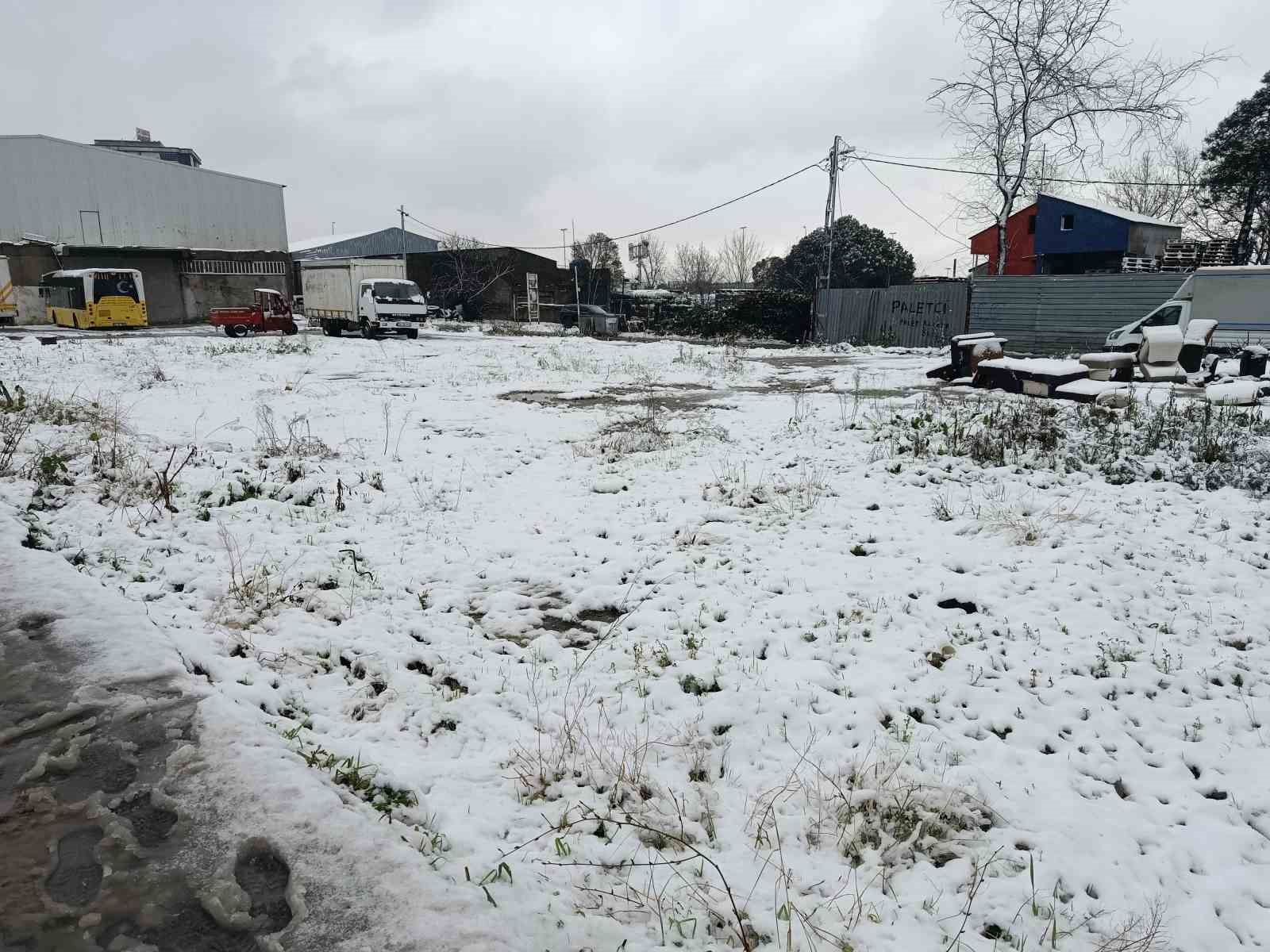 Sultangazi’de kar yağışında çocuklar sokaklara çıktı
