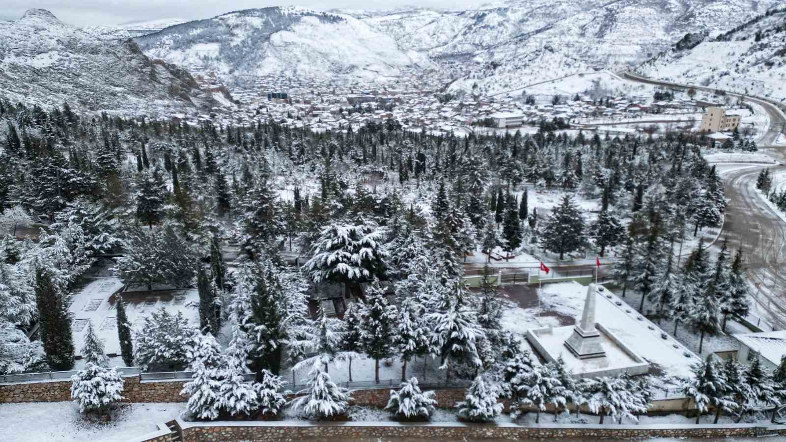 Tarihi Sulusokak beyaz örtüyle görsel şölen sundu
Tarihi Sulusokak beyaz örtüyle görsel şölen sundu