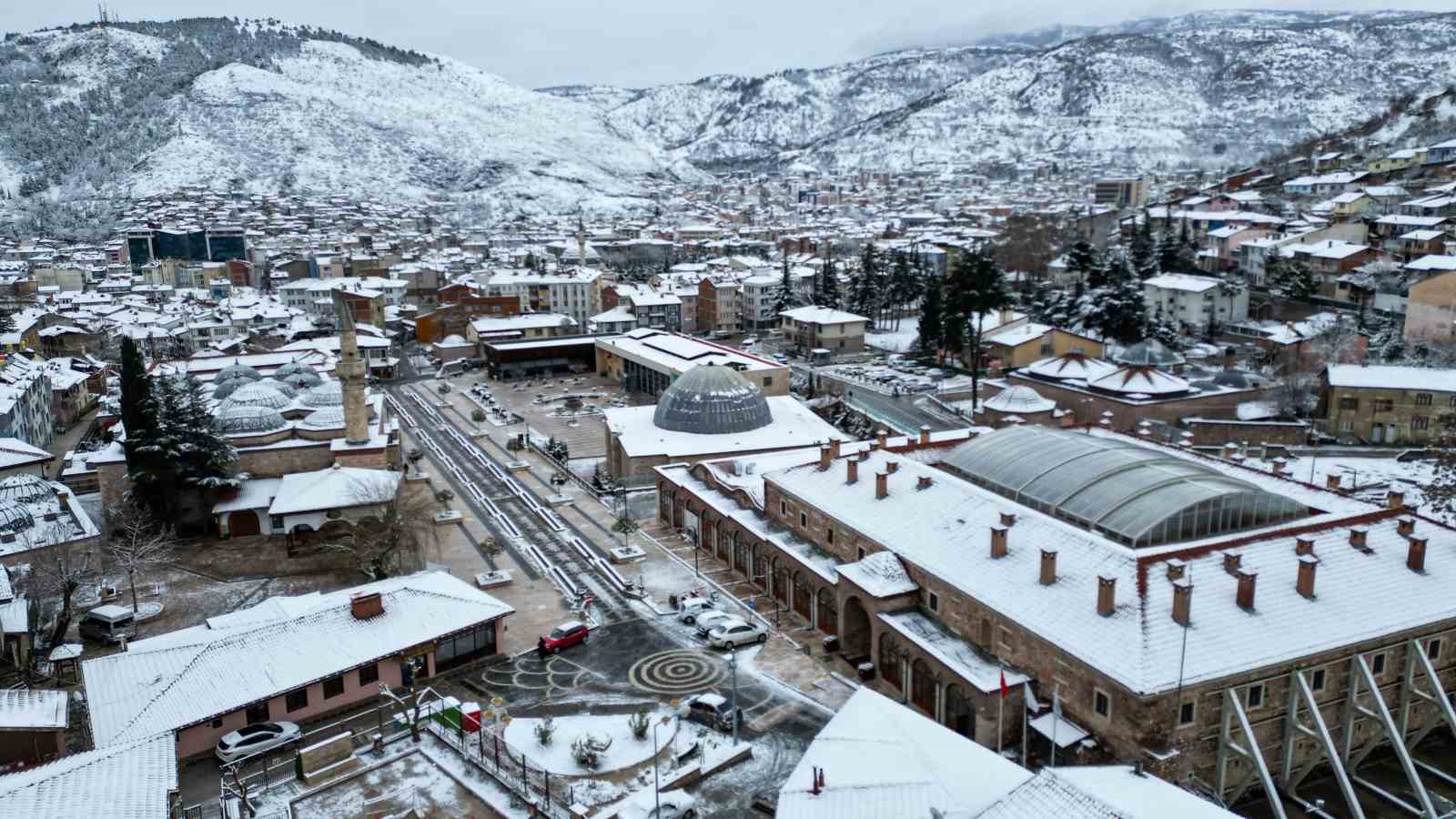 Tarihi Sulusokak beyaz örtüyle görsel şölen sundu
Tarihi Sulusokak beyaz örtüyle görsel şölen sundu