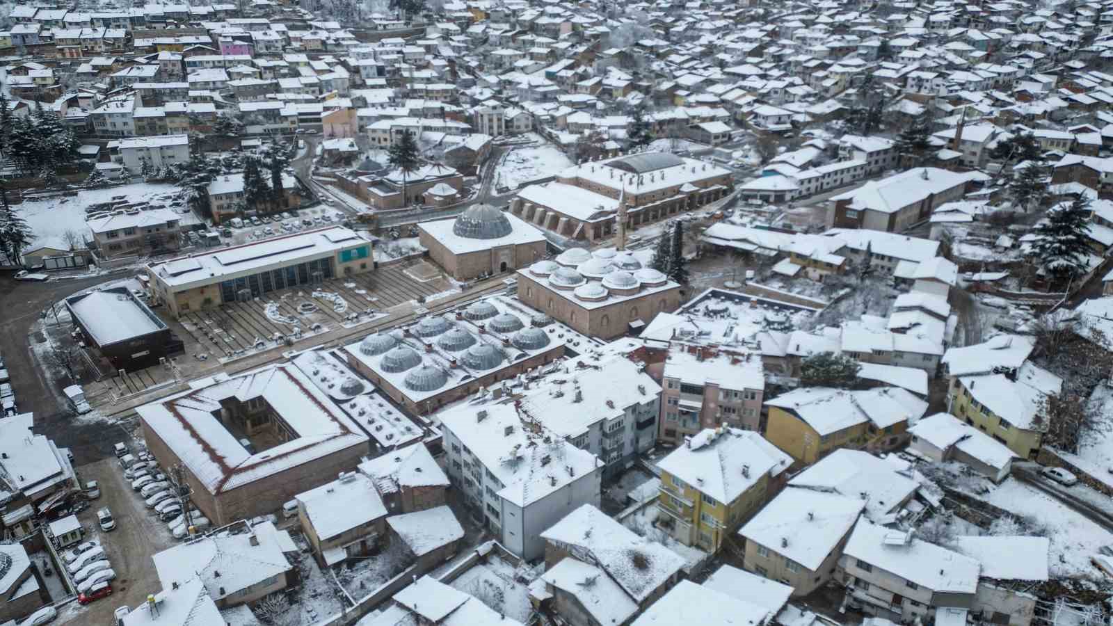 Tarihi Sulusokak beyaz örtüyle görsel şölen sundu
Tarihi Sulusokak beyaz örtüyle görsel şölen sundu