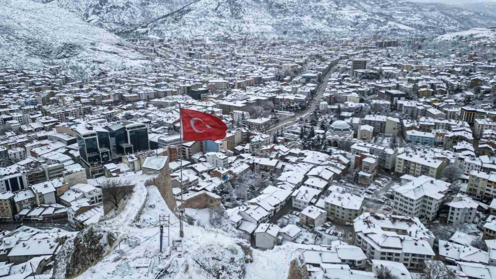 Tarihi Sulusokak beyaz örtüyle görsel şölen sundu
Tarihi Sulusokak beyaz örtüyle görsel şölen sundu
