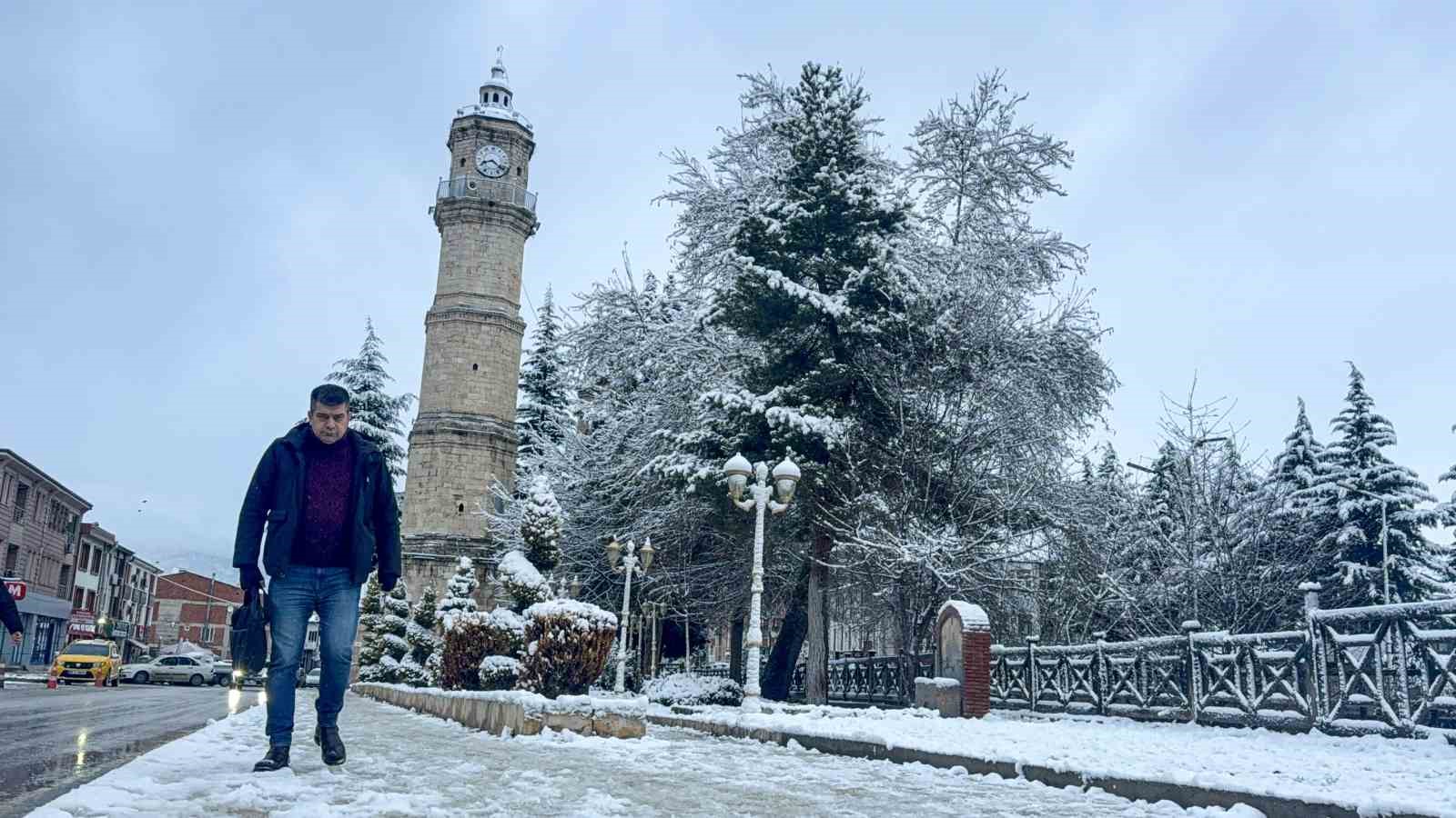 Tarihi Sulusokak beyaz örtüyle görsel şölen sundu
Tarihi Sulusokak beyaz örtüyle görsel şölen sundu