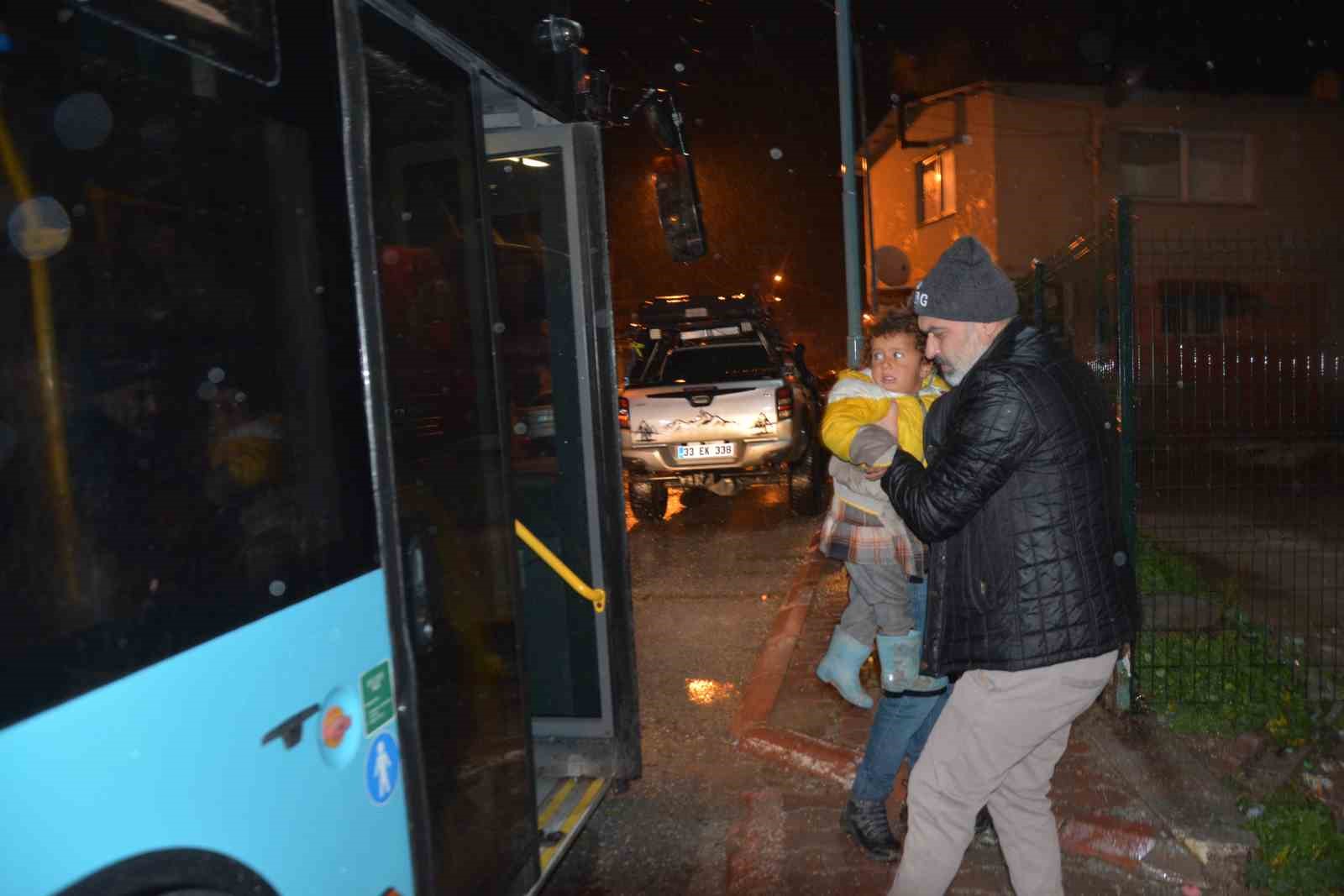 Tarsus’ta sağanak yağış sonrası selden etkilenen işçiler tahliye edildi
