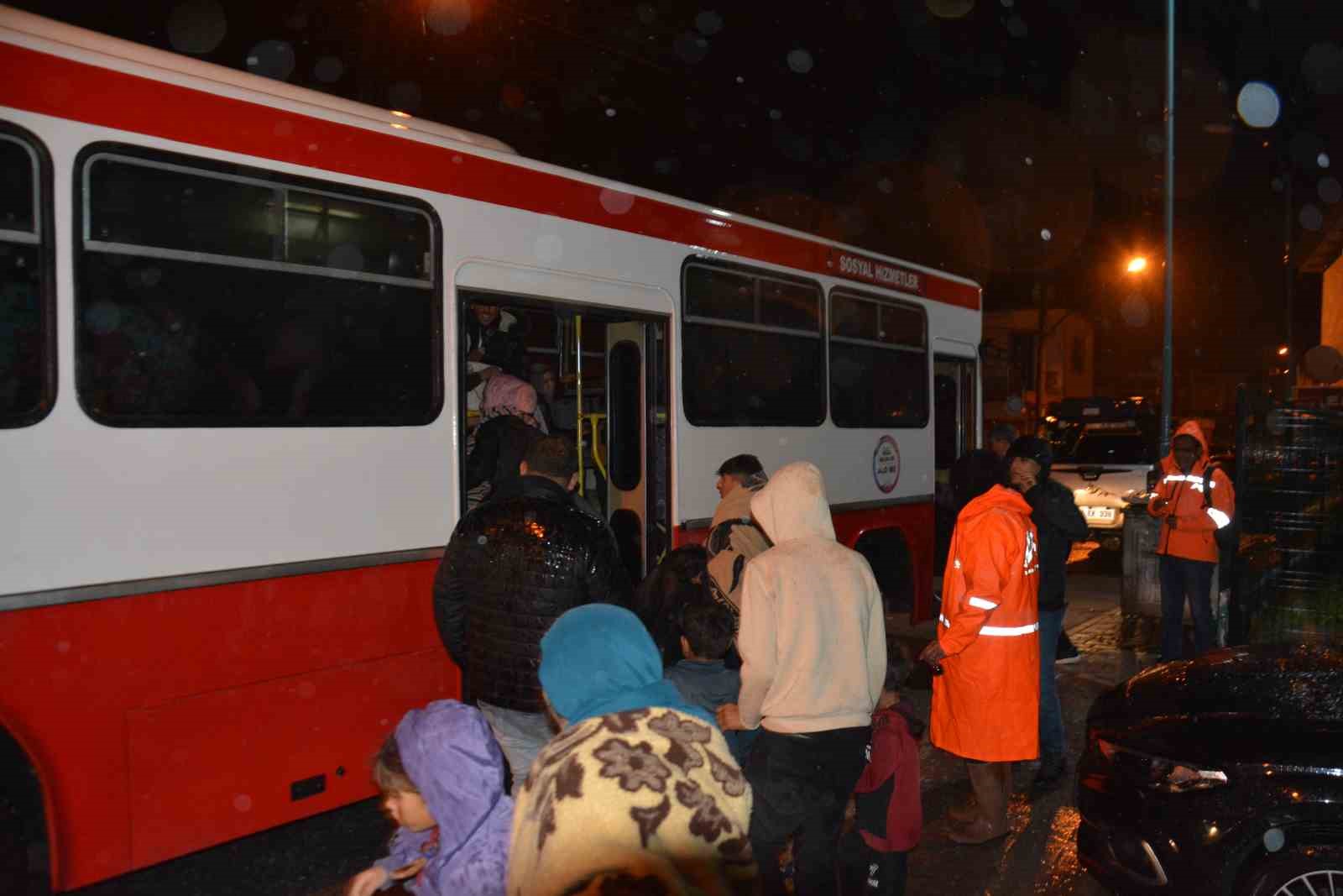 Tarsus’ta sağanak yağış sonrası selden etkilenen işçiler tahliye edildi
