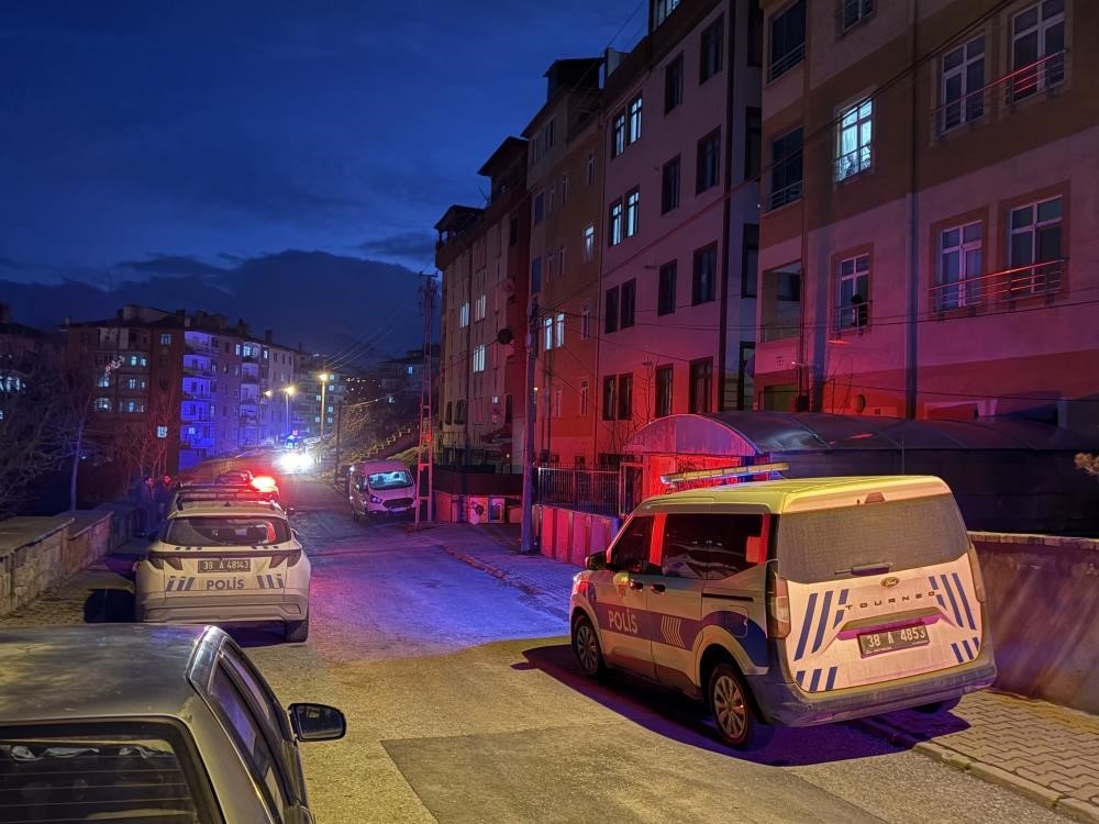 Tartıştığı erkek arkadaşını banyoda bıçaklayarak öldüren kadın tutuklandı
Tartıştığı erkek arkadaşını banyoda bıçaklayarak öldüren kadın tutuklandı