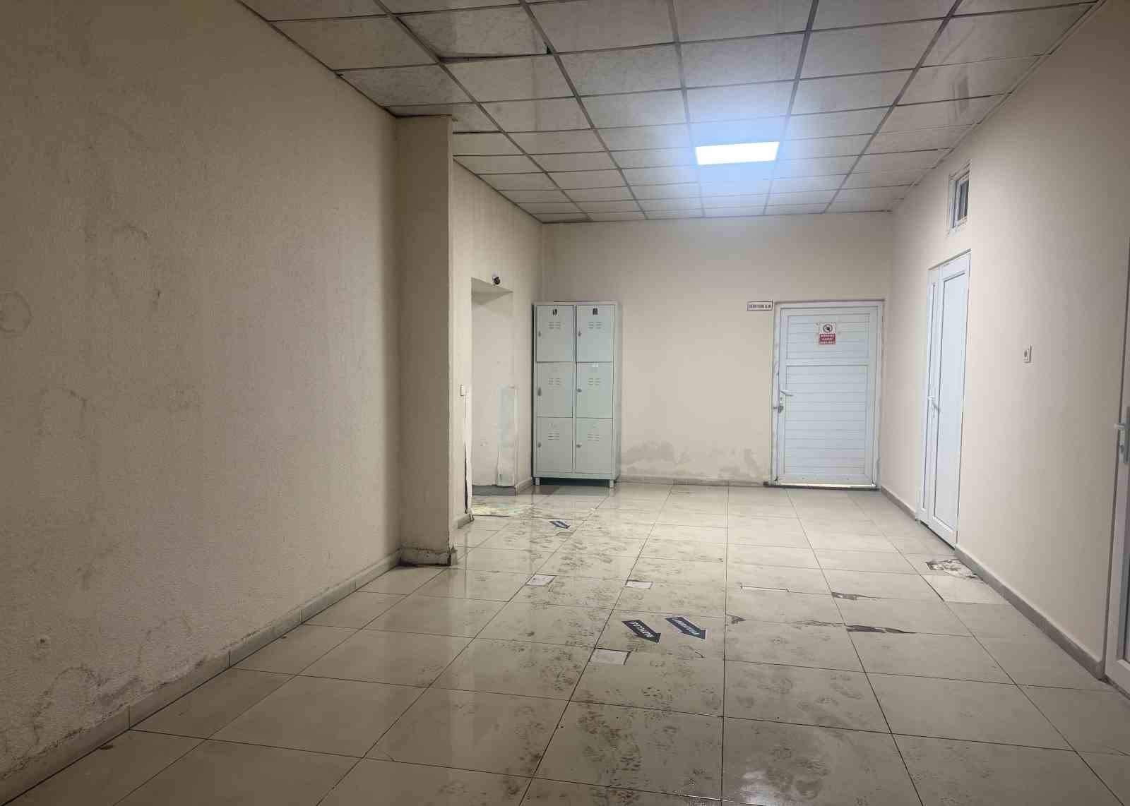 Tavanından sular akan hastanede koridorlar çamurla kaplandı
Tavanından sular akan hastanede koridorlar çamurla kaplandı