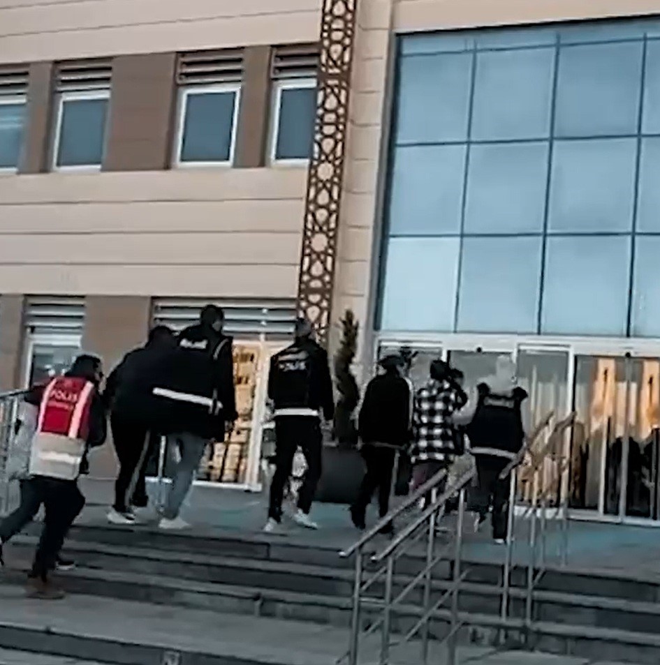 Tefecilik ve uyuşturucu ticareti yapan 2 şüpheli tutuklandı
