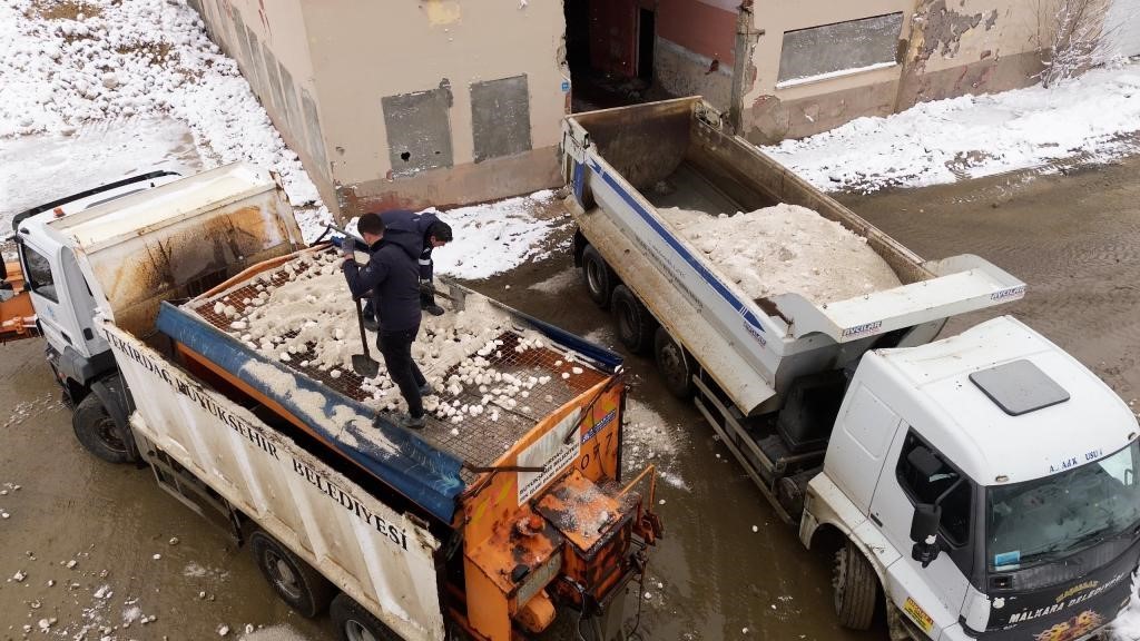 Tekirdağ Büyükşehir ekiplerinden kar mesaisi
